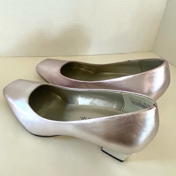 NWOT — Retro Bellini Metallic Lavender Leather Pumps, Size 9.5 W - Picture 7 of 14
